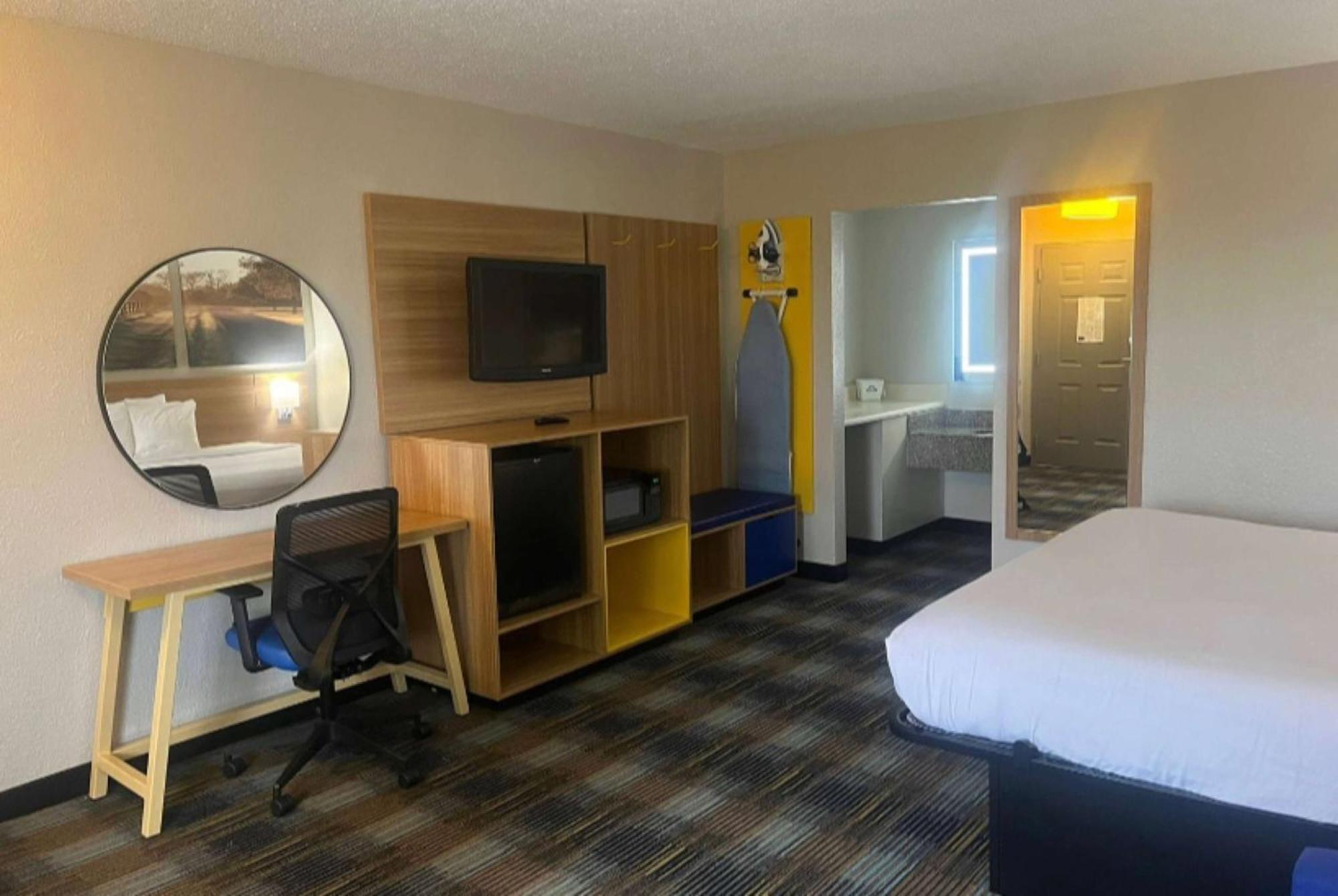 Days Inn&Suites Mobile Tillmans Corner Extérieur photo